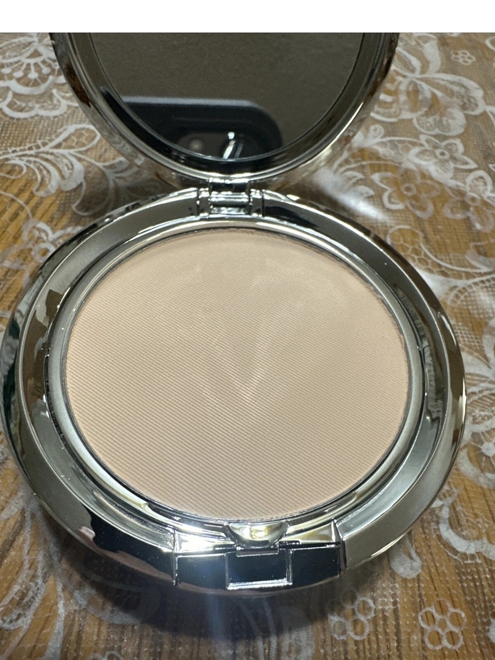 TIGI NIB Compact Foundation/Setting Powder in Shi-Shi For A Flawless Finish